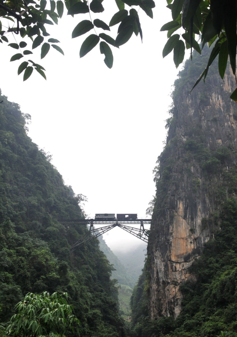 2009年6月1日，一列小火車(chē)從人字橋上通過(guò)。