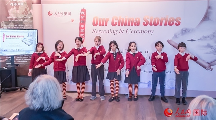 肯辛頓韋德預(yù)備學(xué)校小學(xué)生表演。人民網(wǎng) 郭錦標(biāo)攝