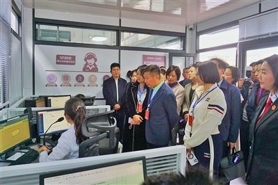  在昆明中院訴前調(diào)解工作室內(nèi)，代表們觀摩法官線(xiàn)上調(diào)解。