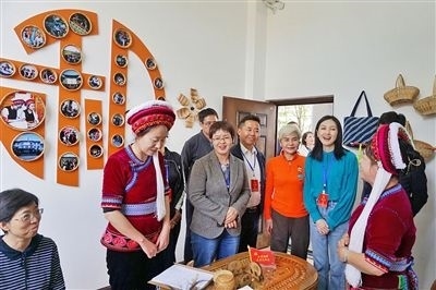  在大理法院喜洲法庭，代表們與“金花調(diào)解員”共同探討民族特色調(diào)解工作方法。