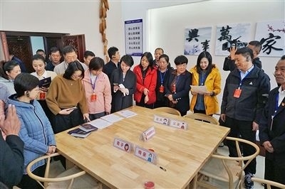  在劍川法院家事調(diào)解室內(nèi)，該院制作的《離婚證明書(shū)》引起了代表們的關(guān)注。