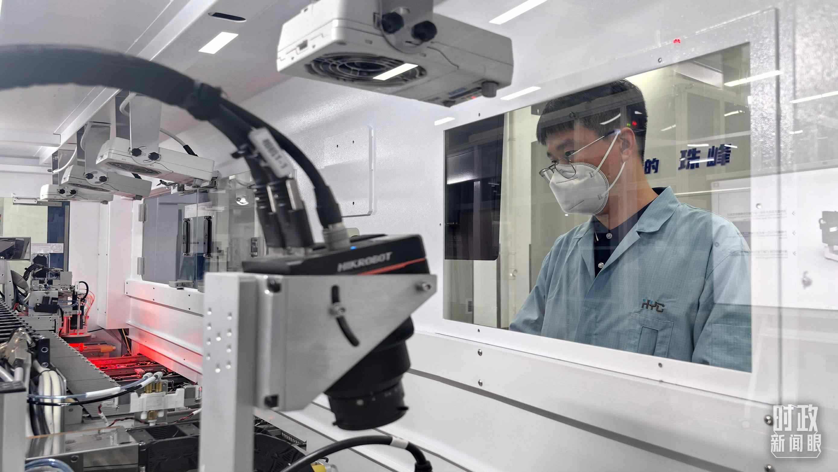 △蘇州華興源創(chuàng)科技股份有限公司員工正在研發(fā)車間內(nèi)進(jìn)行芯片測試。（總臺(tái)央廣記者潘毅拍攝）