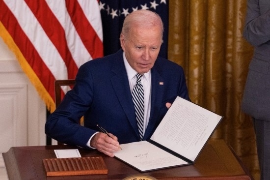 10月30日，美國總統(tǒng)拜登在華盛頓白宮簽署人工智能監(jiān)管行政令。新華社發(fā)（亞倫攝）