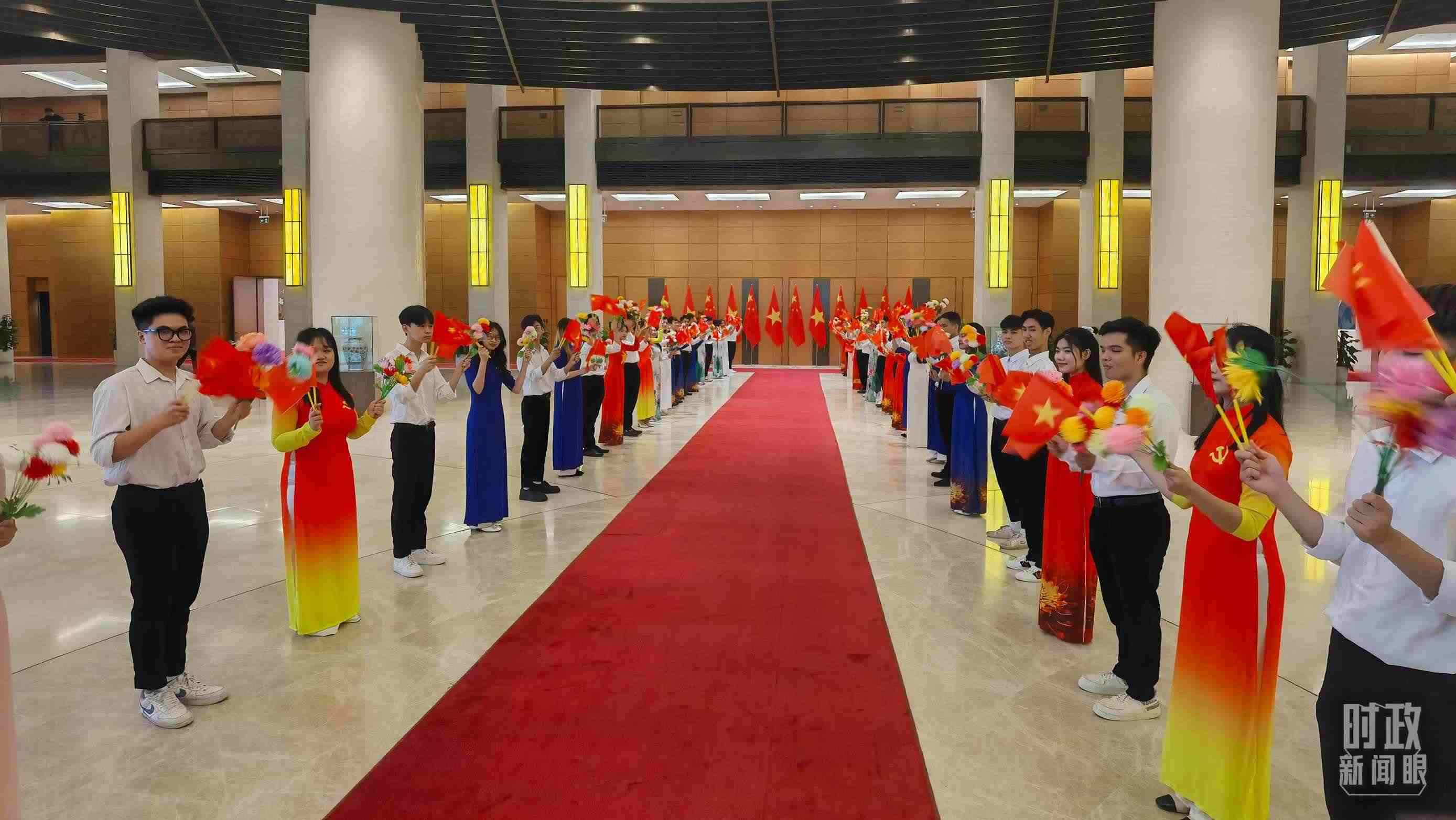 △夾道歡迎的當?shù)厍嗄?。（總臺央視記者周志國拍攝）