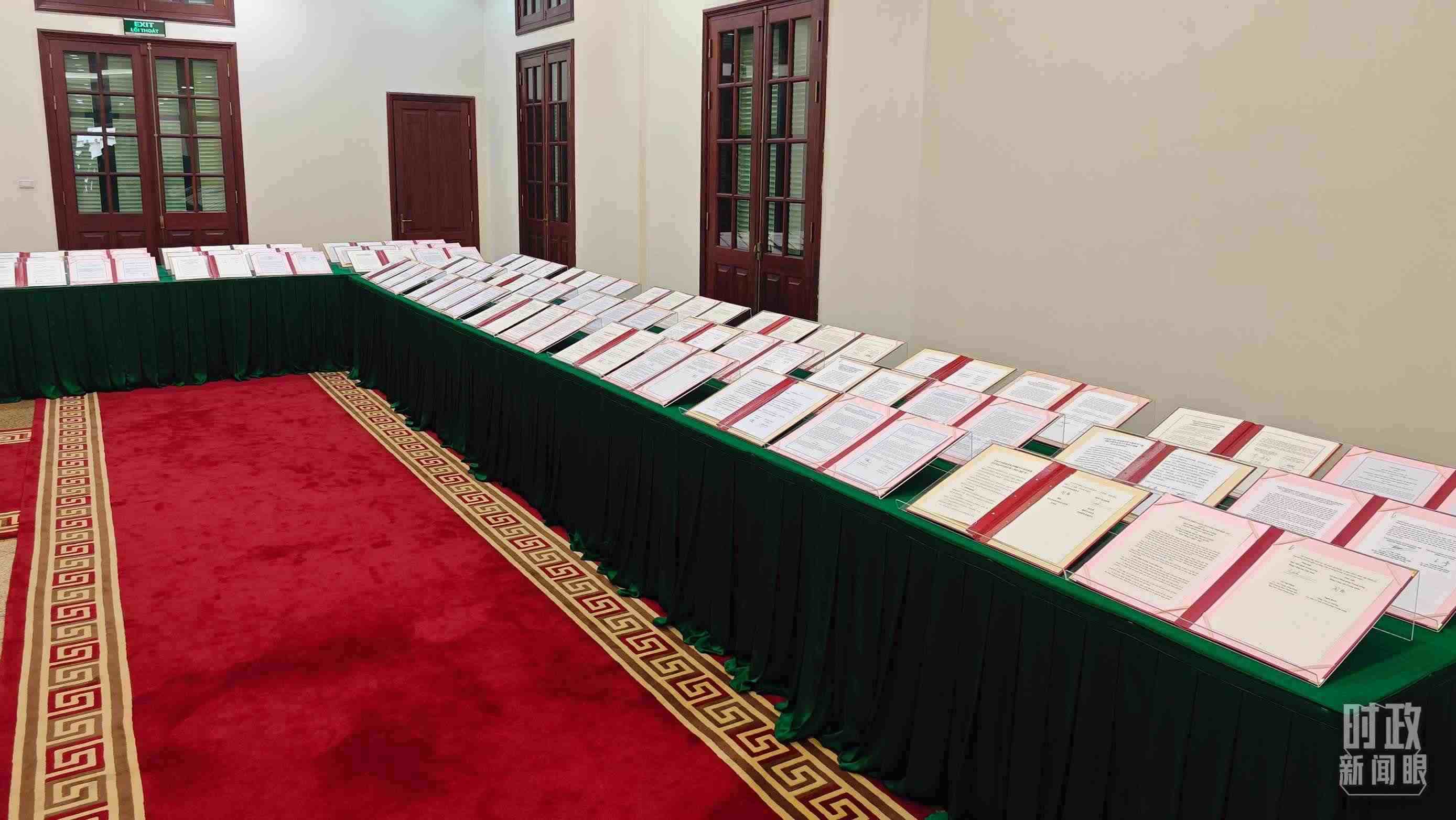 △會談后，兩黨總書記共同見證雙方簽署的雙邊合作文件展示，涵蓋共建“一帶一路”等30多個領(lǐng)域。（總臺央視記者耿小龍拍攝）