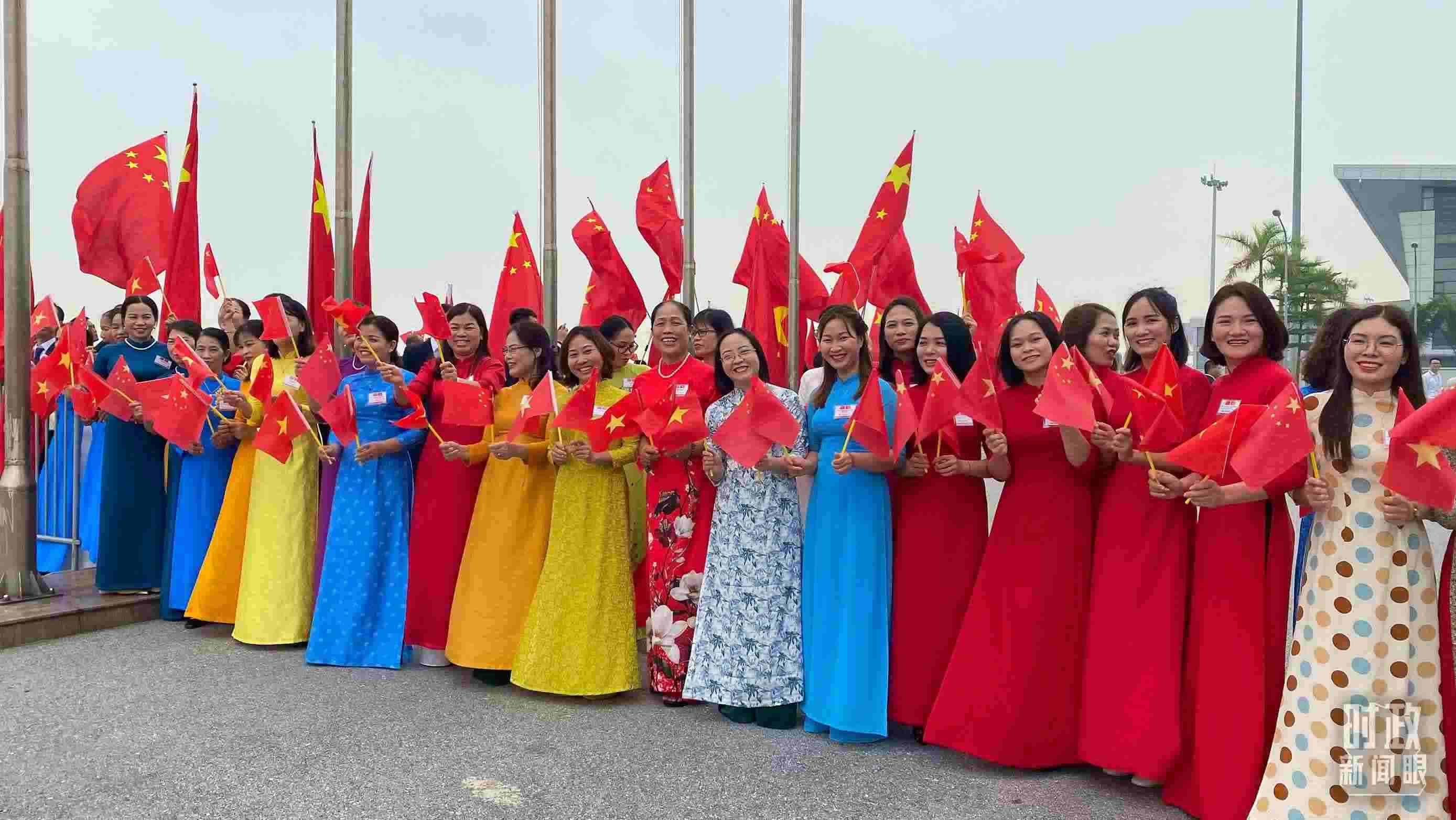 △專機抵達前，400多名中越各界代表手持兩黨兩國旗幟翹首以盼。（總臺央視記者李增仁拍攝）