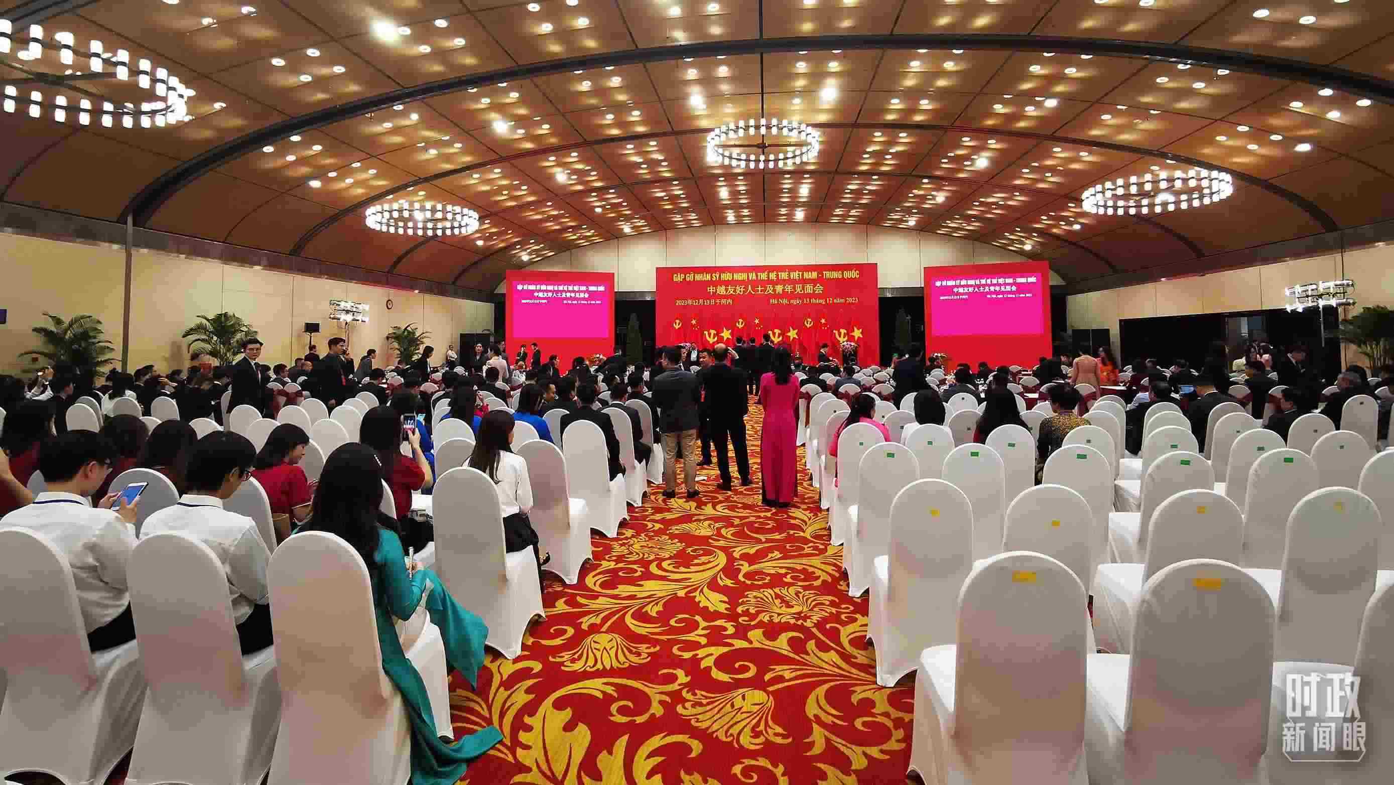 △習近平出席中越友好人士及青年見面會。這是見面會開始前的場景。（總臺央視記者荊偉拍攝）