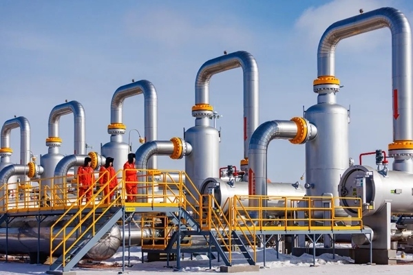 中俄東線天然氣管道黑河首站工作人員正在巡檢。受訪者供圖