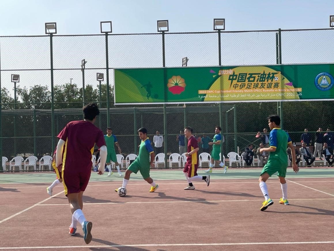 12月14日，中國(guó)石油（伊拉克）魯邁拉片區(qū)舉辦公共開放日和足球友誼賽。中國(guó)石油工程建設(shè)有限公司魯邁拉項(xiàng)目代表隊(duì)與巴士拉大學(xué)代表隊(duì)進(jìn)行了比賽，巴士拉大學(xué)代表隊(duì)獲勝。文學(xué)軍攝