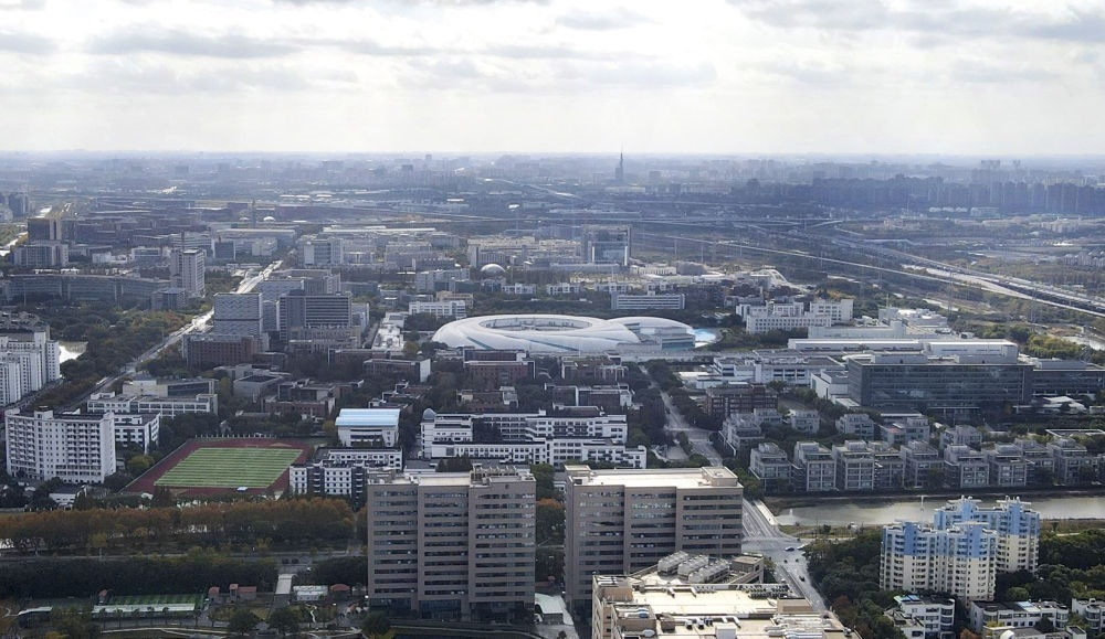 這是2023年11月25日在上海浦東新區(qū)張江科學(xué)城拍攝的形如鸚鵡螺的大科學(xué)裝置上海光源（中）（無人機(jī)照片）。新華社記者 方喆 攝