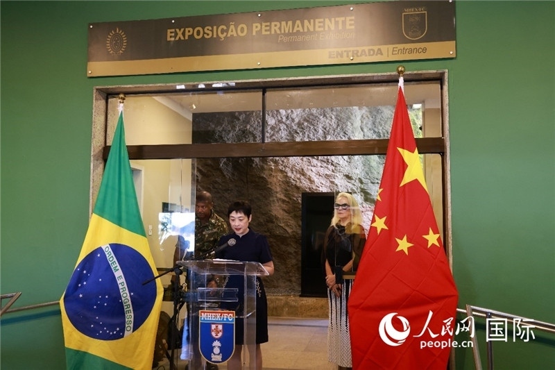 中國(guó)駐里約總領(lǐng)事田敏在攝影展開(kāi)幕式上致辭。 人民網(wǎng)記者 陳海琪攝