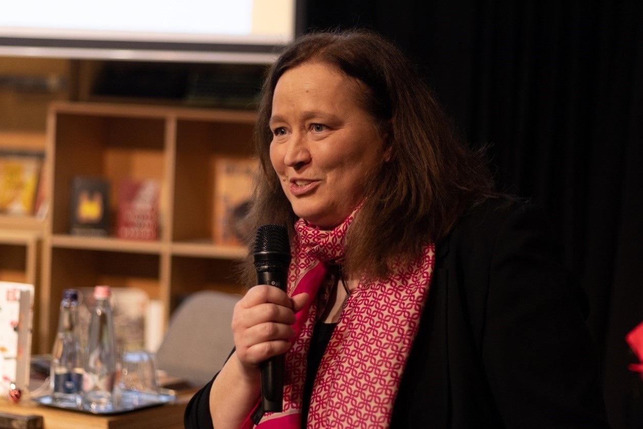 本書譯者宗博莉·克拉拉主持讀書分享會(huì)。摩爾多瓦尼·巴爾納巴斯攝