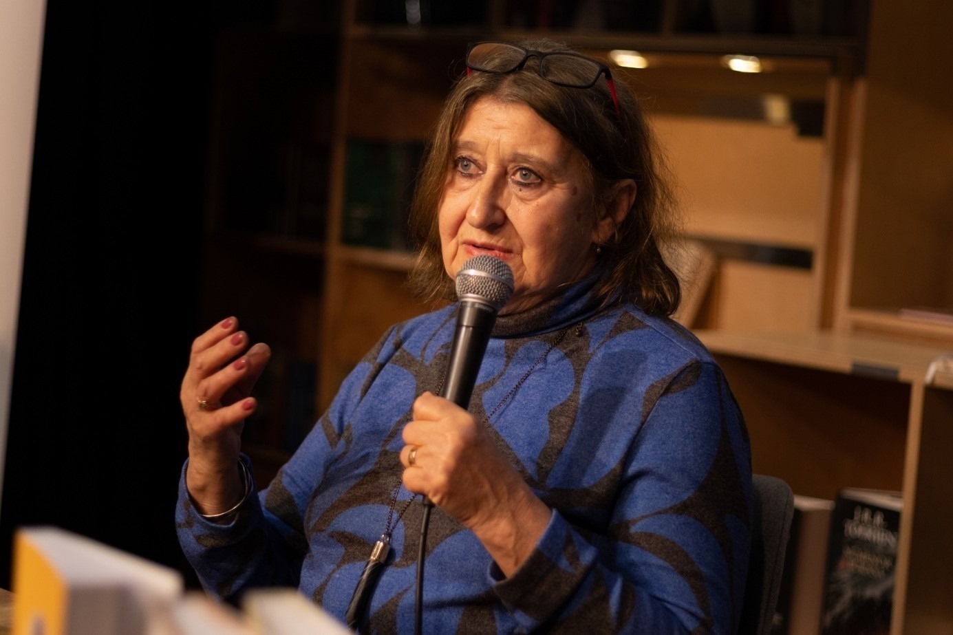 埃娃介紹作品。摩爾多瓦尼·巴爾納巴斯攝