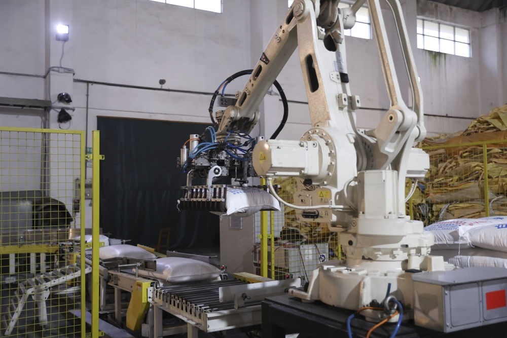 12月14日，在廣西來賓東糖鳳凰有限公司，機械臂在廠房碼放白砂糖成品。