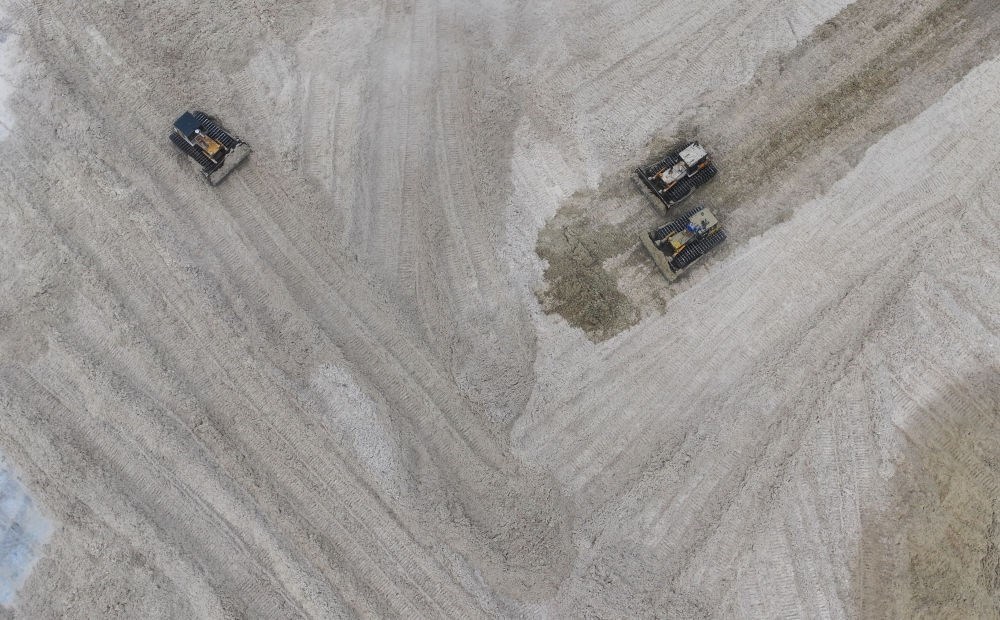 12月12日，在廣西湘桂華糖制糖集團來賓紙業(yè)有限責(zé)任公司，工作人員在整理蔗渣（無人機照片）。
