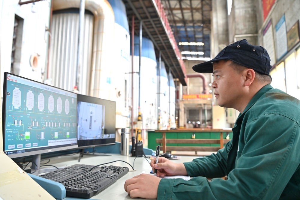 12月12日，工作人員在廣西來賓小平陽湘桂制糖有限公司監(jiān)控蒸發(fā)系統(tǒng)。