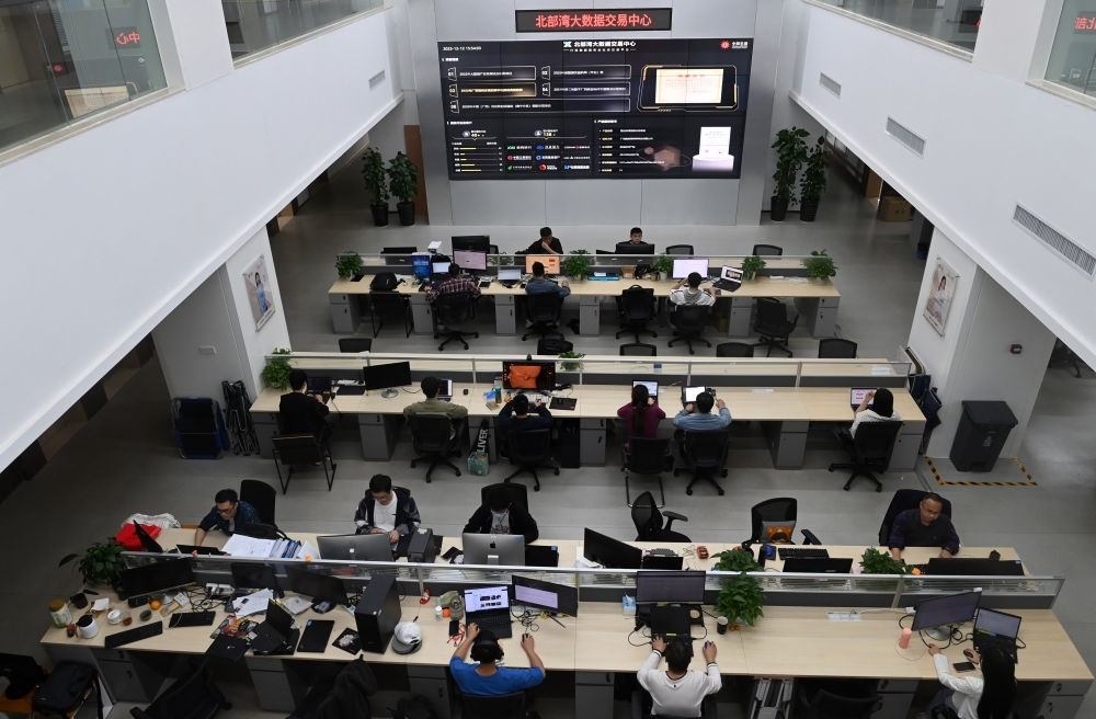 中國—東盟信息港員工在工作中。