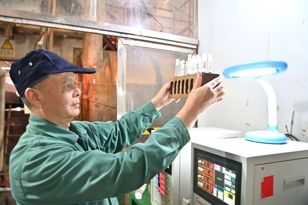 12月12日，廣西來賓小平陽湘桂制糖有限公司的工作人員在檢測糖漿樣品。