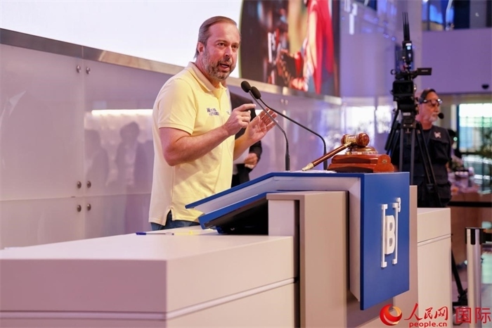 巴西礦產(chǎn)和能源部部長(zhǎng)亞歷山大·西爾維拉發(fā)表致辭。人民網(wǎng)記者 宋亦然攝