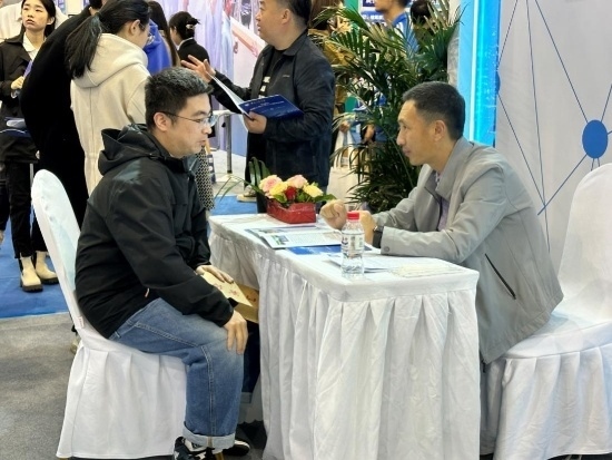 沈陽招聘會(huì)現(xiàn)場。人民網(wǎng)記者 尹柏寒?dāng)z