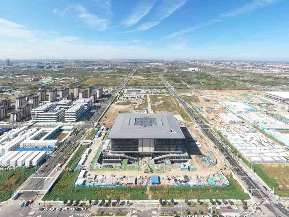 這是雄安新區(qū)大學(xué)園圖書(shū)館（2023年10月1日攝，無(wú)人機(jī)照片）。新華社記者 朱旭東 攝