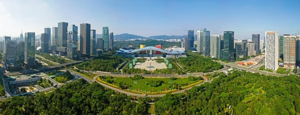 這是在廣東省深圳市拍攝的深圳市民中心和蓮花山公園一線（2020年10月2日攝，無(wú)人機(jī)照片）。新華社記者 梁旭 攝
