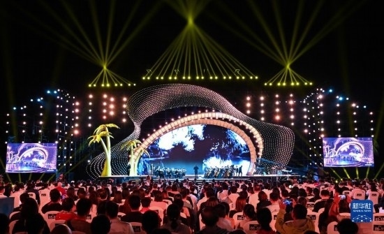 12月16日拍攝的第五屆海南島國(guó)際電影節(jié)開幕式現(xiàn)場(chǎng)。