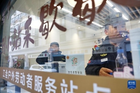 12月16日，戶外工作者在浙江省嘉興市南湖區(qū)丁家橋社區(qū)個(gè)性化“惠工小站”休息。