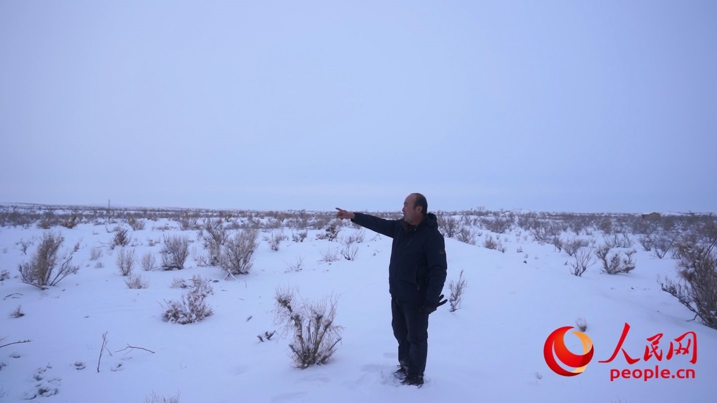 馬曉華向采訪團(tuán)介紹林場情況。人民網(wǎng) 周靜圓攝