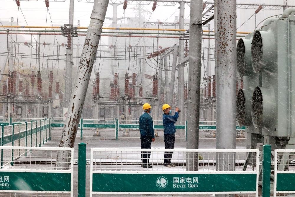 △國網(wǎng)壽光市供電公司變電運維人員在檢查變電站積雪情況。