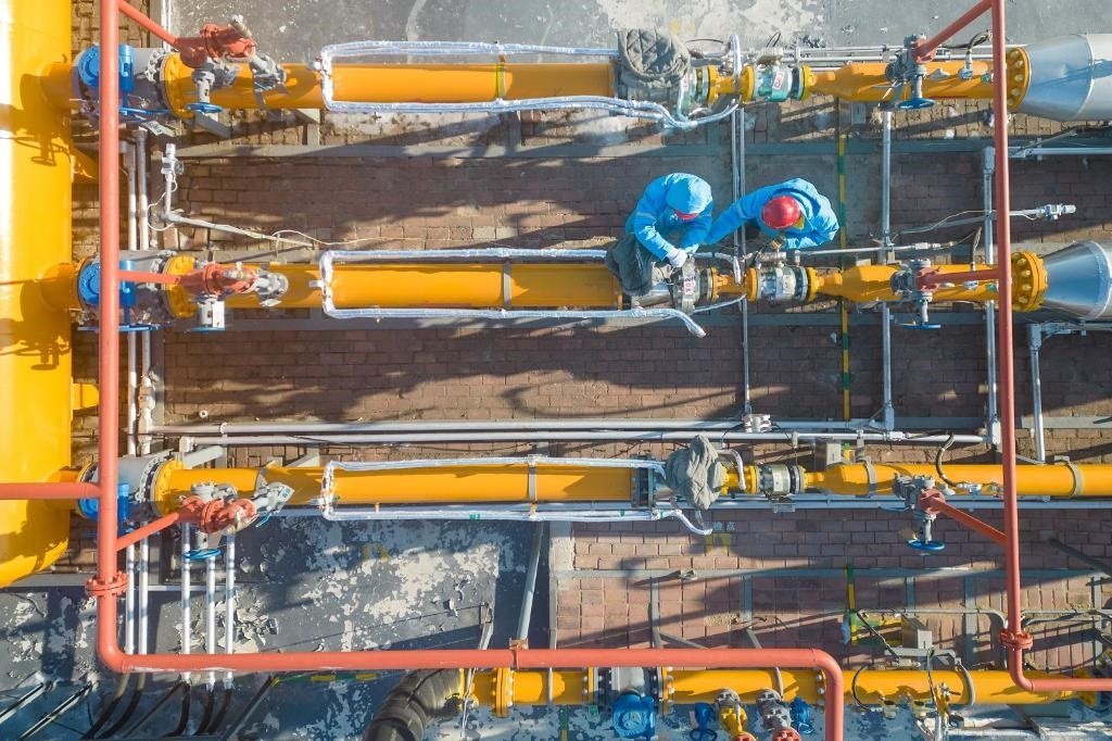 12月17日，黑龍江省哈爾濱市中慶燃氣有限責任公司成高子門站的工作人員在進行設備巡檢，保障燃氣供應（無人機照片）。 新華社記者 張濤 攝