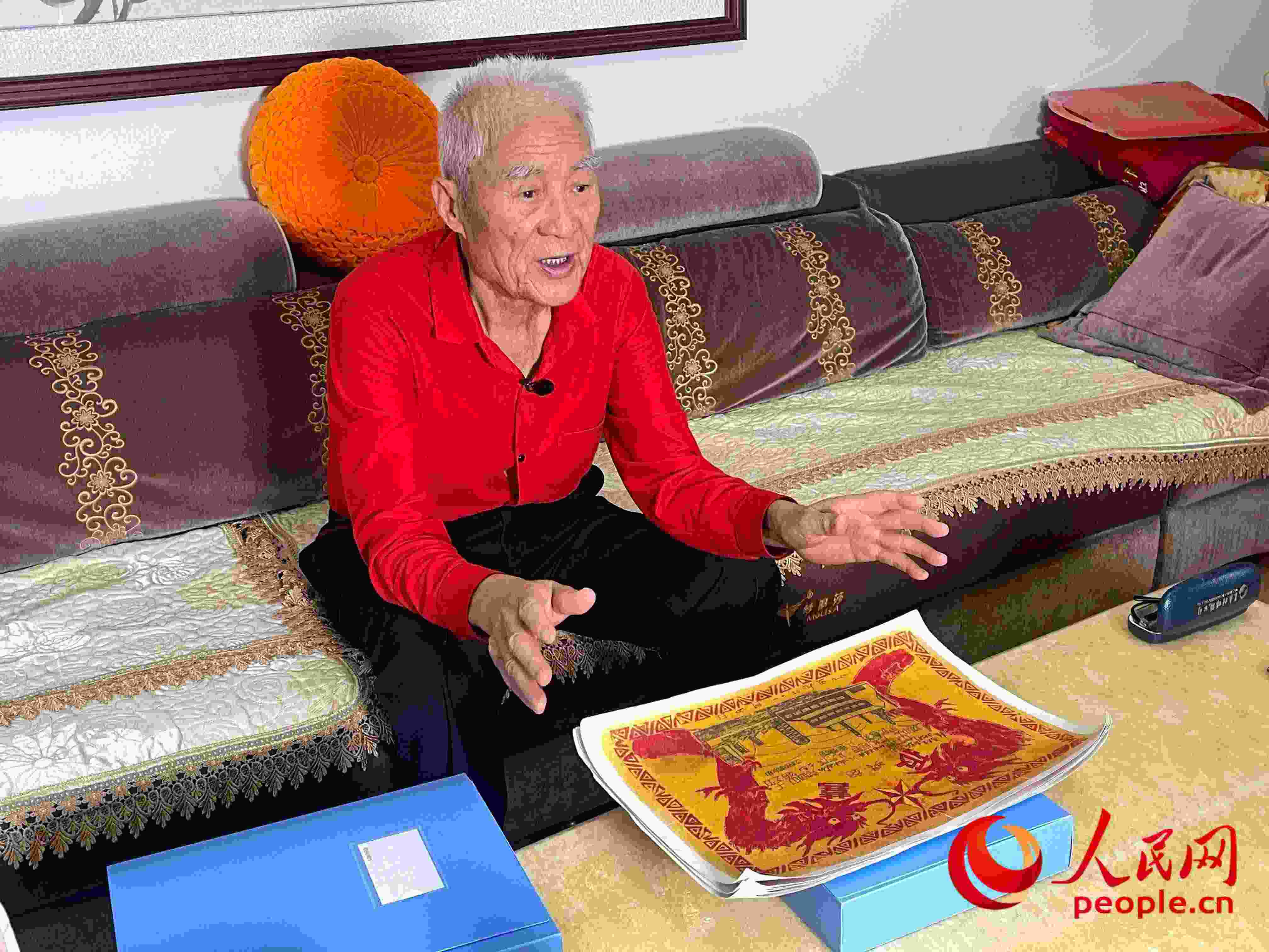 馬太生向采訪團講述自己獲得獎狀的經歷。人民網 周靜圓攝