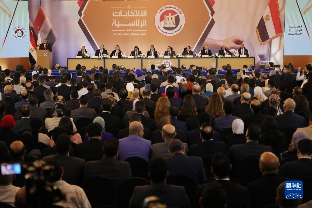 這是12月18日在埃及首都開羅拍攝的埃及全國選舉委員會新聞發(fā)布會現(xiàn)場。新華社發(fā)（艾哈邁德·戈馬攝）