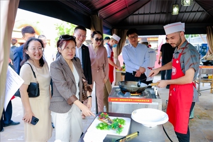 嘉賓現(xiàn)場(chǎng)觀摩。阿聯(lián)酋上?？偵虝?huì)暨同鄉(xiāng)會(huì)供圖