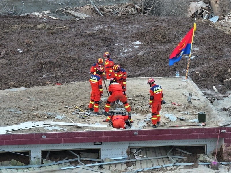 救援人員在現(xiàn)場。賀勇攝。