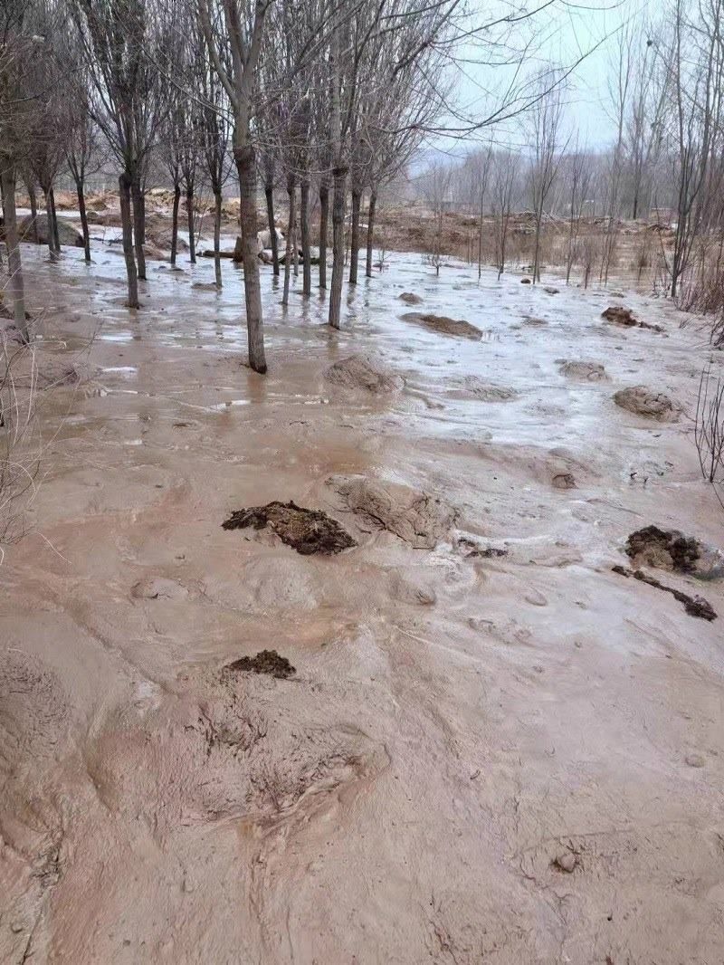 次生災(zāi)害襲擊過的村落。喬棟攝。