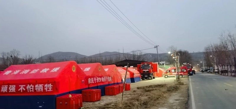 救災(zāi)隊員現(xiàn)場扎起了帳篷。王梅攝。