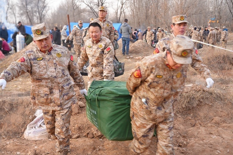 救援人員正在現(xiàn)場緊急搬運(yùn)物資。賀勇攝。