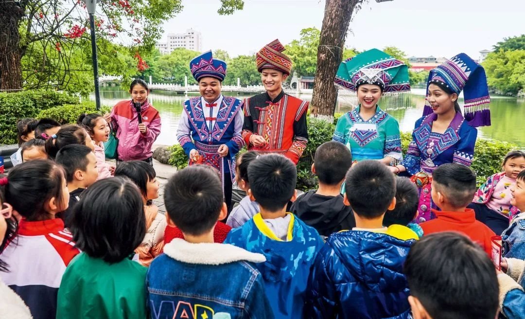 2023年4月25日，廣西桂林，“網(wǎng)絡(luò)法治宣傳一條街”在榕湖景區(qū)古南門“開街”，身穿民族服裝的工作人員演唱山歌向青少年普及網(wǎng)絡(luò)法治知識。