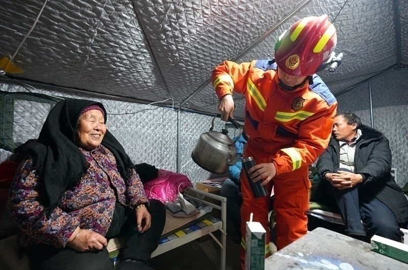 村民龔尕芳與消防員交流。賀勇攝。