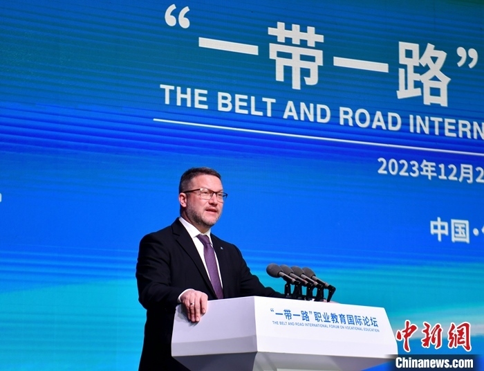 圖為活動(dòng)現(xiàn)場(chǎng)歐洲議會(huì)交通旅游委員會(huì)副主席烏伊海依·伊什特萬致辭。 中新社記者 韓冰 攝