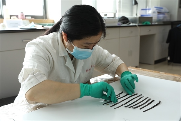 考古工作者正給竹簡(jiǎn)排序。國(guó)家文物局供圖