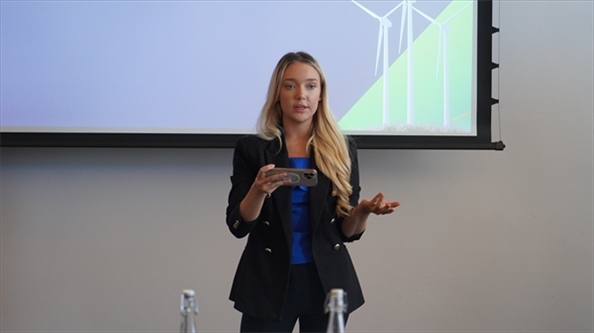 南非駐亞洲和金磚國家無任所大使蘇克拉爾代表吉娜·布朗發(fā)言。 人民網 張茜攝