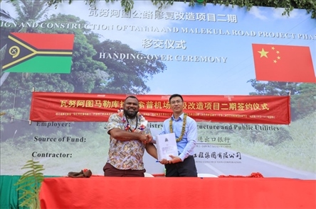 2023年12月18日，瓦努阿圖基礎(chǔ)設(shè)施和公共事業(yè)部長瑞克·查馬克·馬赫（左）和中土南太公司總經(jīng)理梁慶（右）在馬勒庫拉諾索普機場升級改造二期項目的簽約儀式上握手。人民網(wǎng) 賀吉攝
