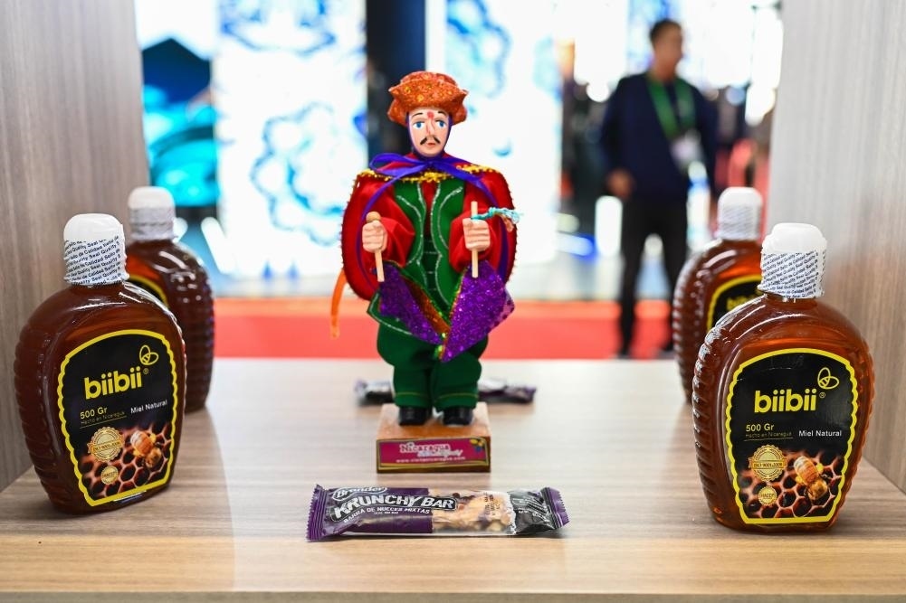 2023年11月8日在第六屆進(jìn)博會(huì)上拍攝的尼加拉瓜蜂蜜產(chǎn)品。