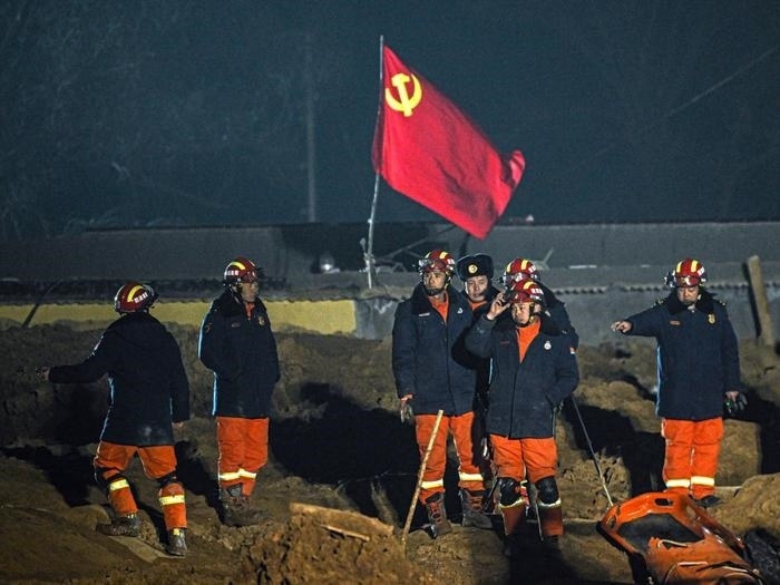 2023年12月21日，救援隊(duì)員在青海省海東市民和回族土族自治縣中川鄉(xiāng)金田村現(xiàn)場(chǎng)救援。新華社記者 張龍 攝