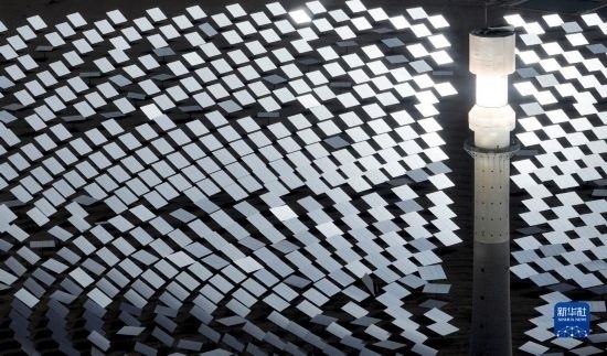 這是2023年6月11日在青海省海西蒙古族藏族自治州格爾木市拍攝的一座光熱電站（無人機(jī)照片）。 新華社記者 張宏祥 攝