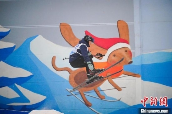 12月22日，云南省第一屆冬季運(yùn)動會在昆明開幕。圖為選手在公開組男子自由式滑雪雪上技巧比賽中。中新社記者 劉冉陽 攝