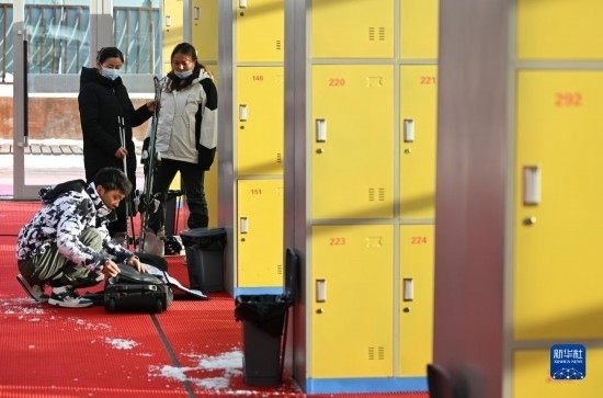 12月21日，游客在滑雪服務(wù)大廳整理滑雪裝備。