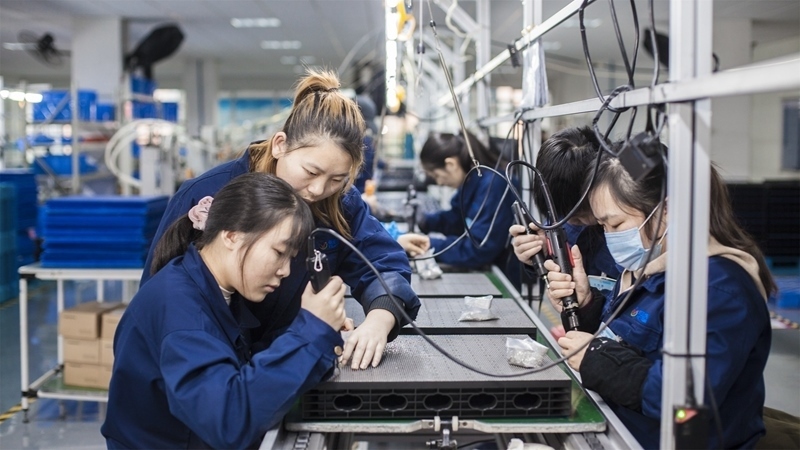 在新亞勝光電的產(chǎn)品線上，工人正進(jìn)行產(chǎn)品組建和安裝布線。受訪者供圖